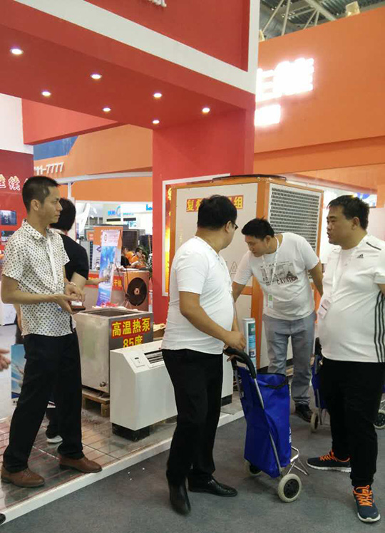 北京暖通展第二天，正旭空氣能展臺人氣依舊爆棚